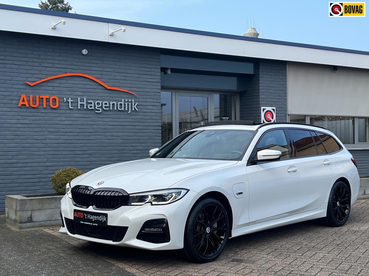 BMW 3-serie Touring - 330e High Exe M-sport pano trekh laser 19" - AutoWereld.nl
