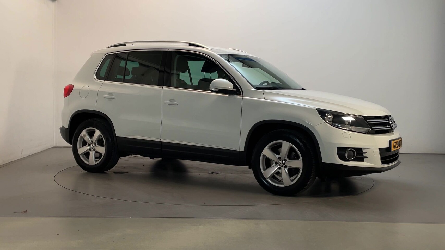 Volkswagen Tiguan - 1.4 TSI Sport&Style Stoelverwarming Navigatie Climate Control Parkeersensoren - AutoWereld.nl