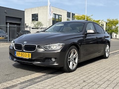 BMW 3-serie - 320i xDrive High Executive | Leder | Pano | Climate | Cruise | Navi | Stoelverwarming |