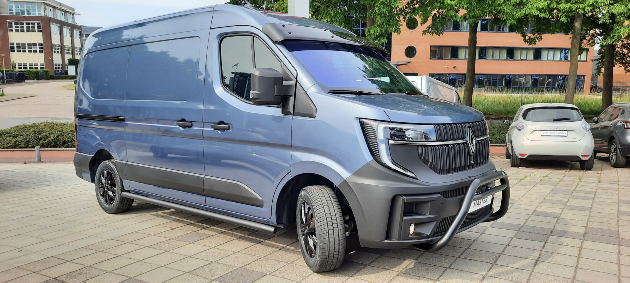 Renault Master - T35 2.0 dCi 130 L2H2 Advance Stam Limité 75 Bullbar | Sidebars | 17"inch Lichtmetalen velg - AutoWereld.nl