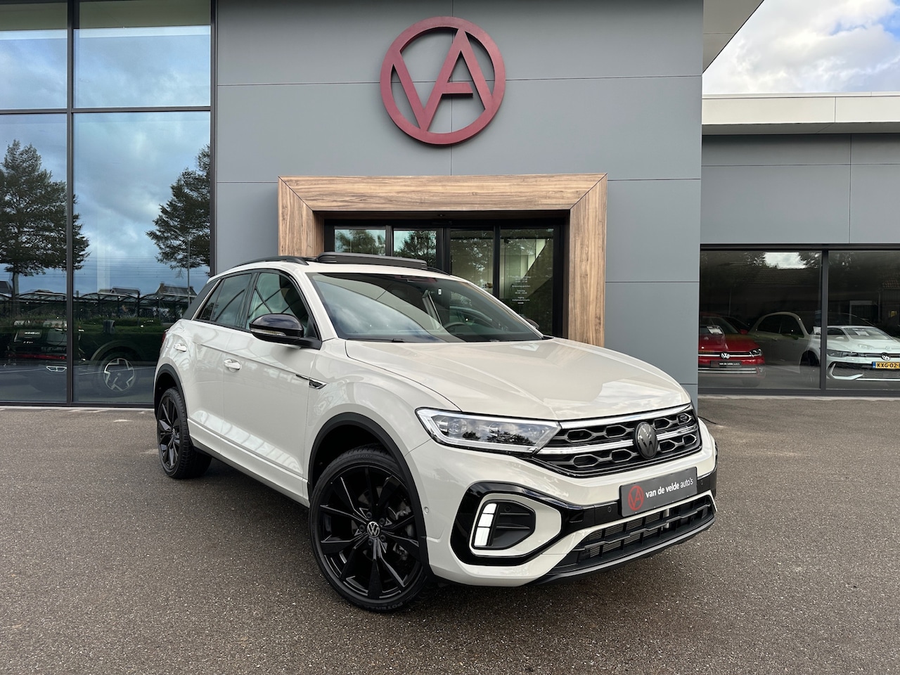 Volkswagen T-Roc - 1.5 TSI 150pk DSG R-Line | Black Style | 19 Inch | Panoramadak | Camera | Keyless | Elek. - AutoWereld.nl