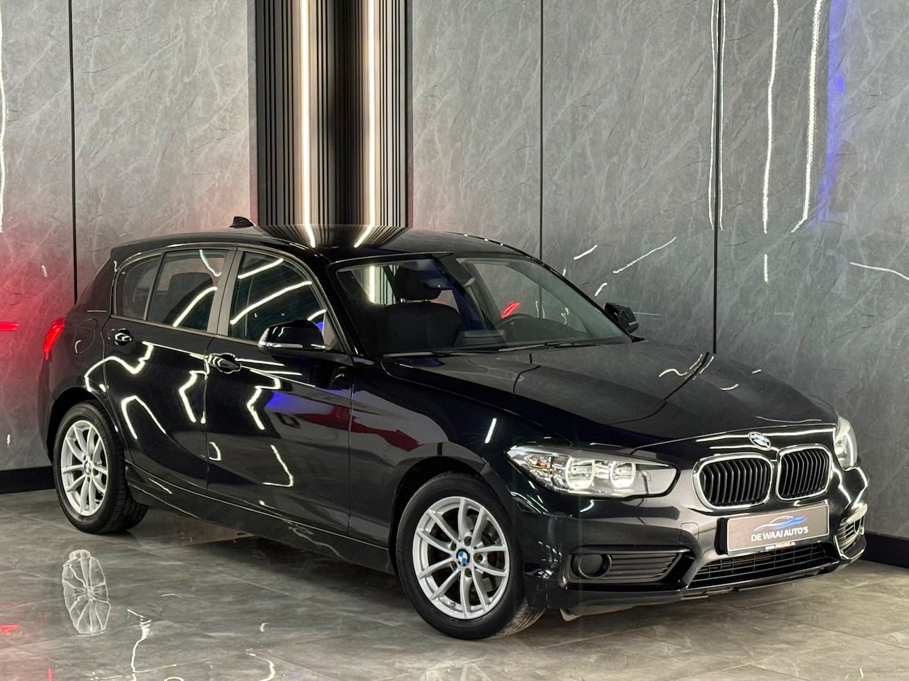 BMW 1-serie - 116d Sport Automaat | Stoelverwarming | LED | Park Sensoren | Velgen | Boekjes - AutoWereld.nl
