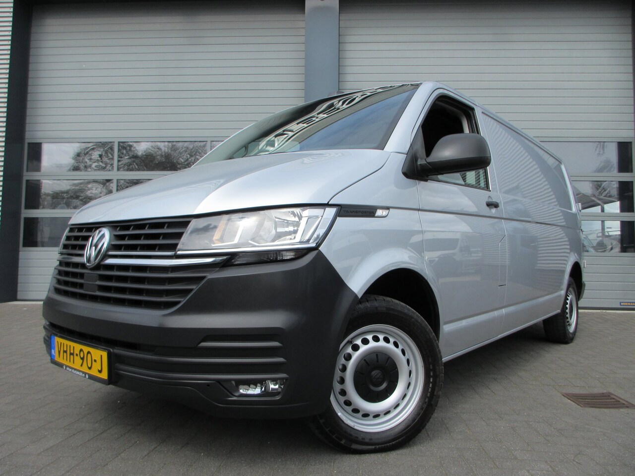 Volkswagen Transporter - 2.0 TDI L2, 150pk, Automaat, Airco, Navigatie, Camera, 3-Zits. - AutoWereld.nl