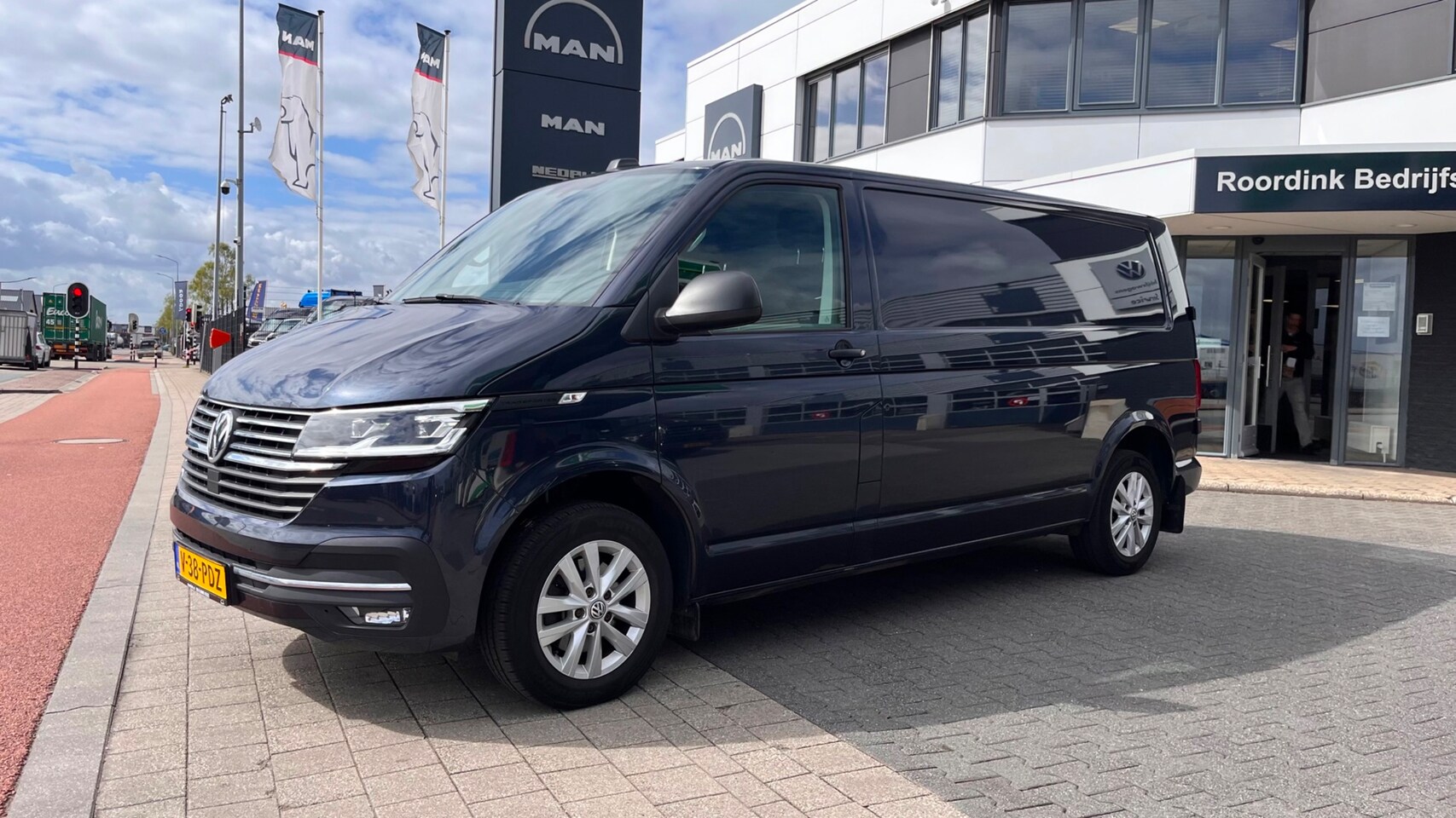 Volkswagen Transporter - T6.1 TDI L2H1 30 - 150 pk DSG - Digitaal dash. LMV, bumpers in kleur, standkachel - AutoWereld.nl