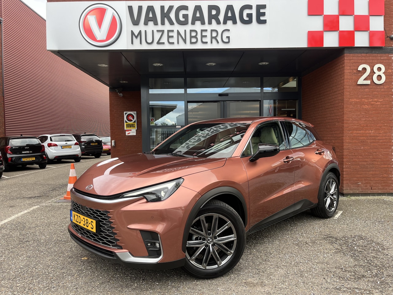 Lexus LBX - 1.5 Elegant 2WD // ADAPT. CRUISE // KEYLESS // LEDER // DODEHOEK // CAMERA+SENSOREN // STU - AutoWereld.nl