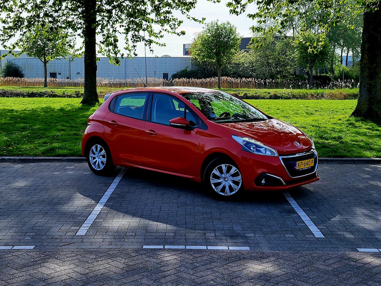 Peugeot 208 - 1.2 PureTech Blue Lion / Airco / Navi / Cruise control / Nieuwe Apk - AutoWereld.nl