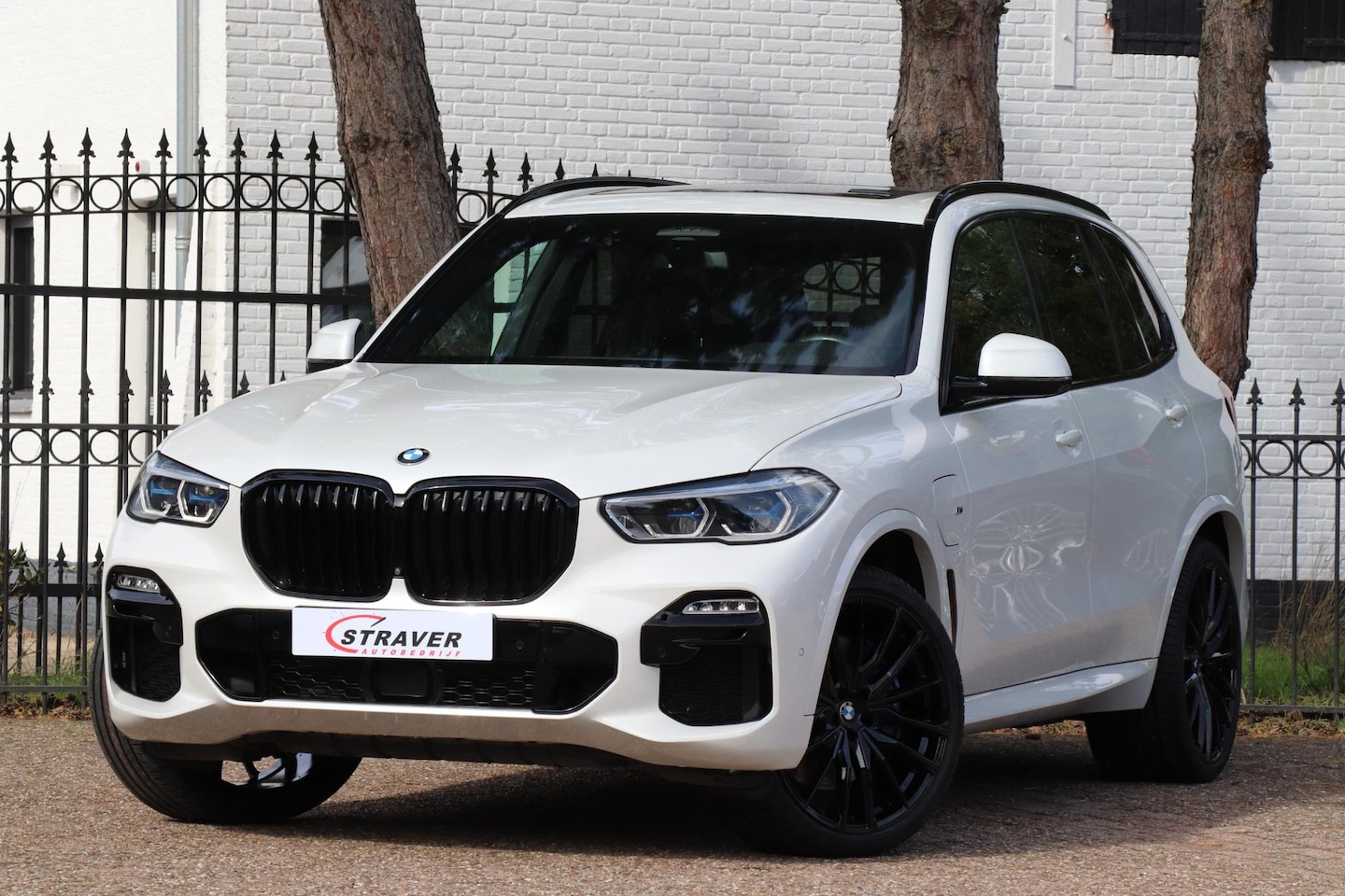 BMW X5 - xDrive45e High Executive |M-Sport |Sky Lounge |Softclose |Trekhaak - AutoWereld.nl