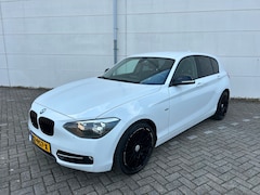 BMW 1-serie - 118i Business+ Sport uitvoering Sport Stoelen Cruise Controle Stoelverwarming Dikke Wielen