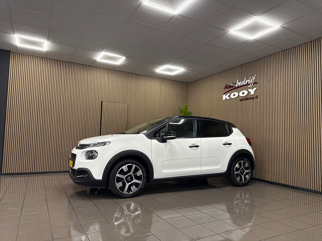Citroën C3 - 1.2 PureTech S&S Shine * Panoramadak / Camera / LM Velgen / Navigatie / NL Auto * - AutoWereld.nl