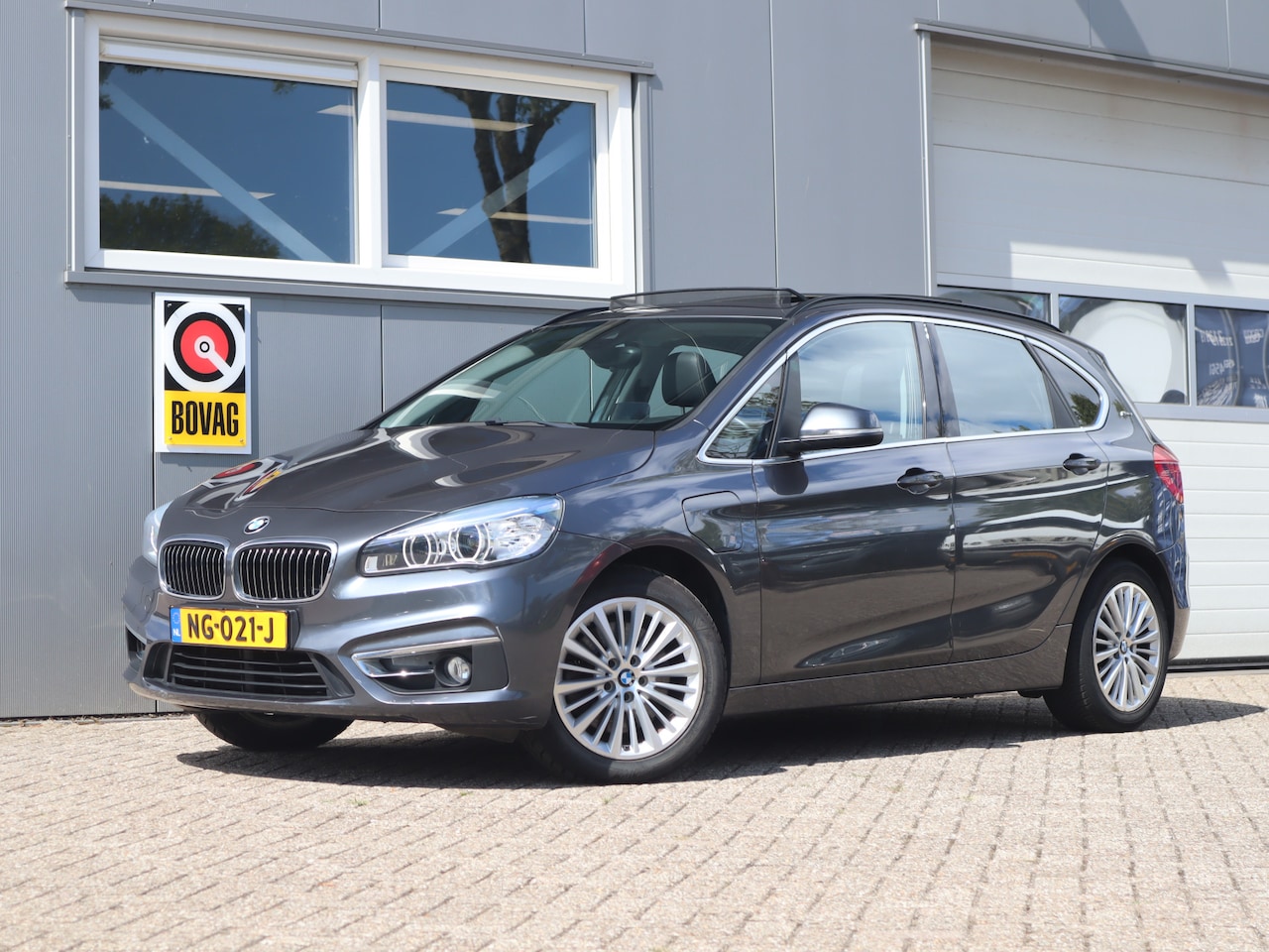 BMW 2-serie Active Tourer - 225xe M Sport / Leder / Pano / Cruise / Telefoon voorbereiding - AutoWereld.nl