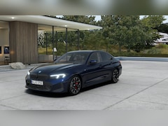 BMW 3-serie - 330e M Sport Automaat / Schuif-kanteldak / Sportstoelen / Adaptieve LED / Comfort Access /