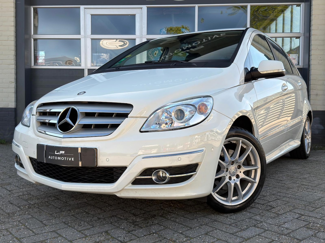 Mercedes-Benz B-klasse - 200 Turbo / NL-auto / Cruise / Trekhaak - AutoWereld.nl