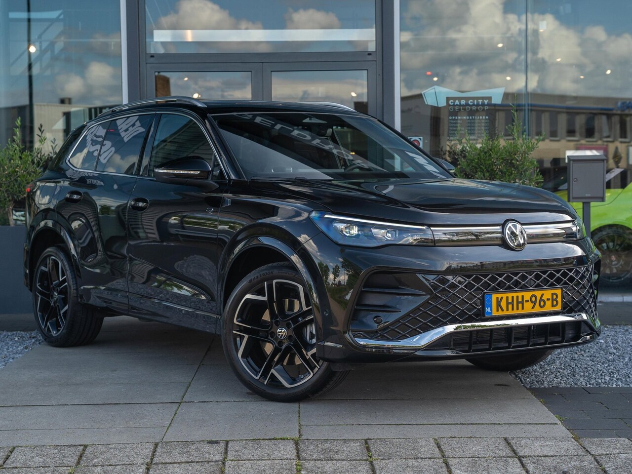 Volkswagen Tiguan - 1.5 eHybrid 272PK R-Line Business | Massage | IQ licht | Camera | Carplay - AutoWereld.nl