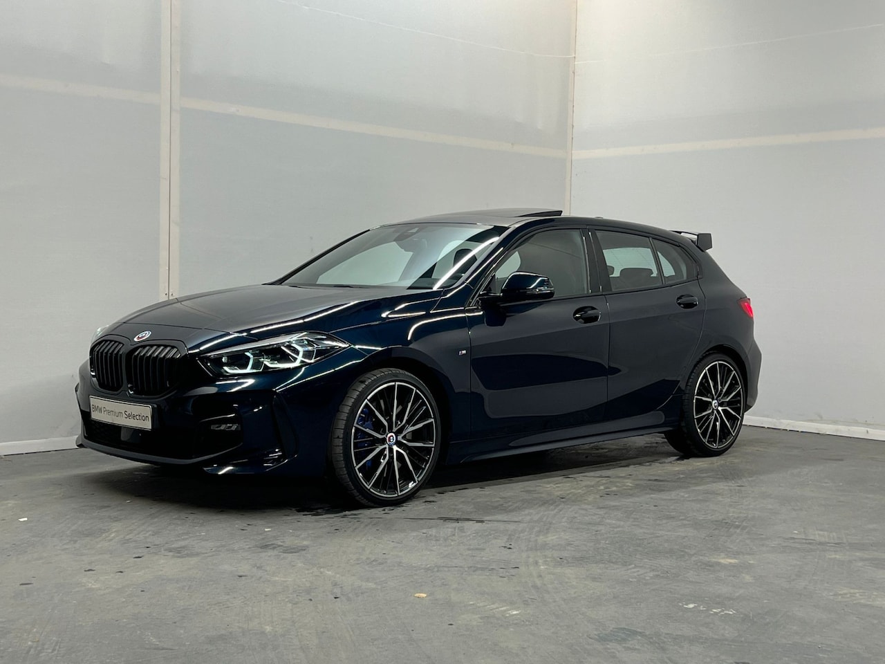 BMW 1-serie - 120i Executive | M Performance achterspoiler | M Sport Plus Pack | Panoramadak | M Sportst - AutoWereld.nl