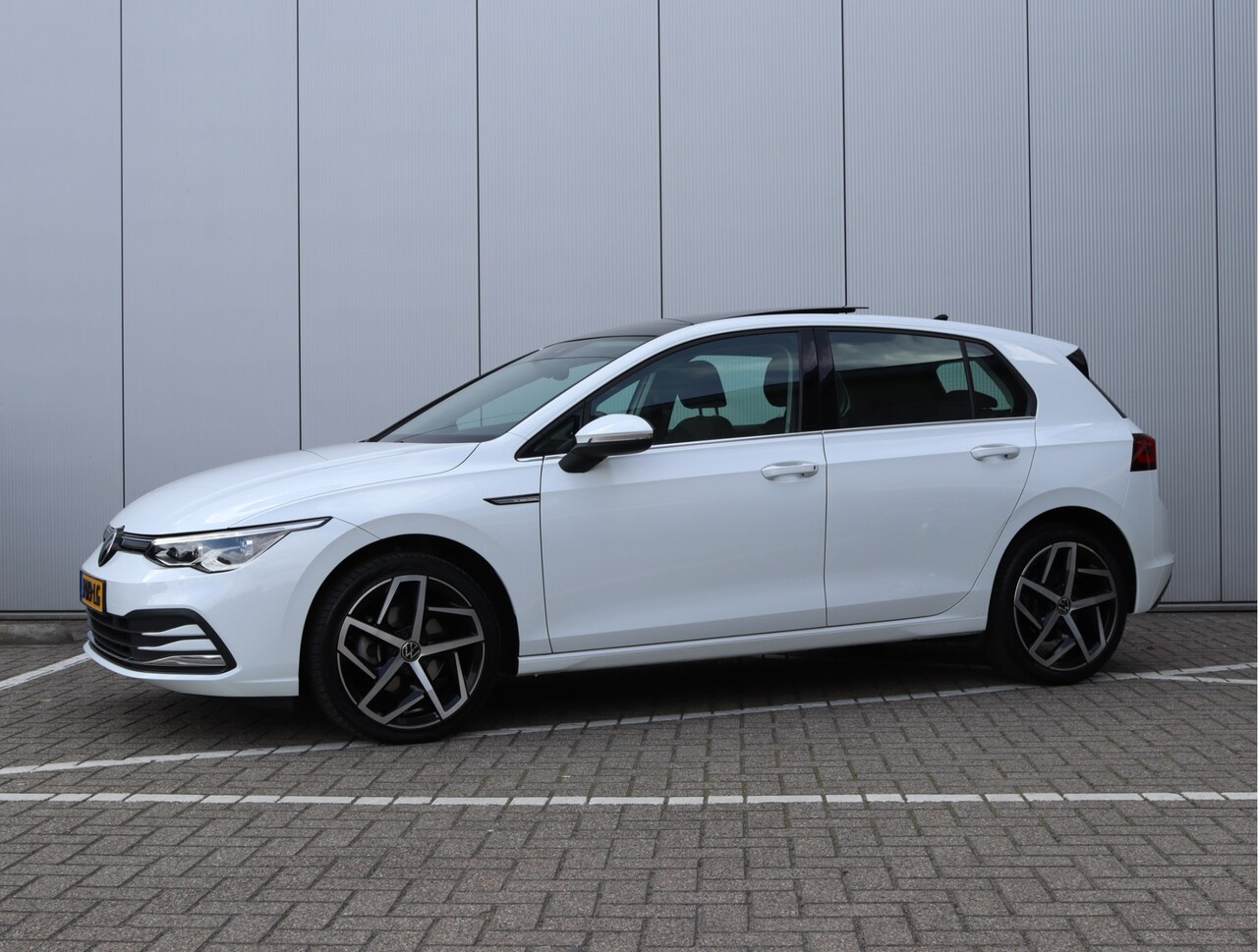 Volkswagen Golf - 1.5 eTSI | Pano | IQ.light | Winter pakket | Org. NL - AutoWereld.nl