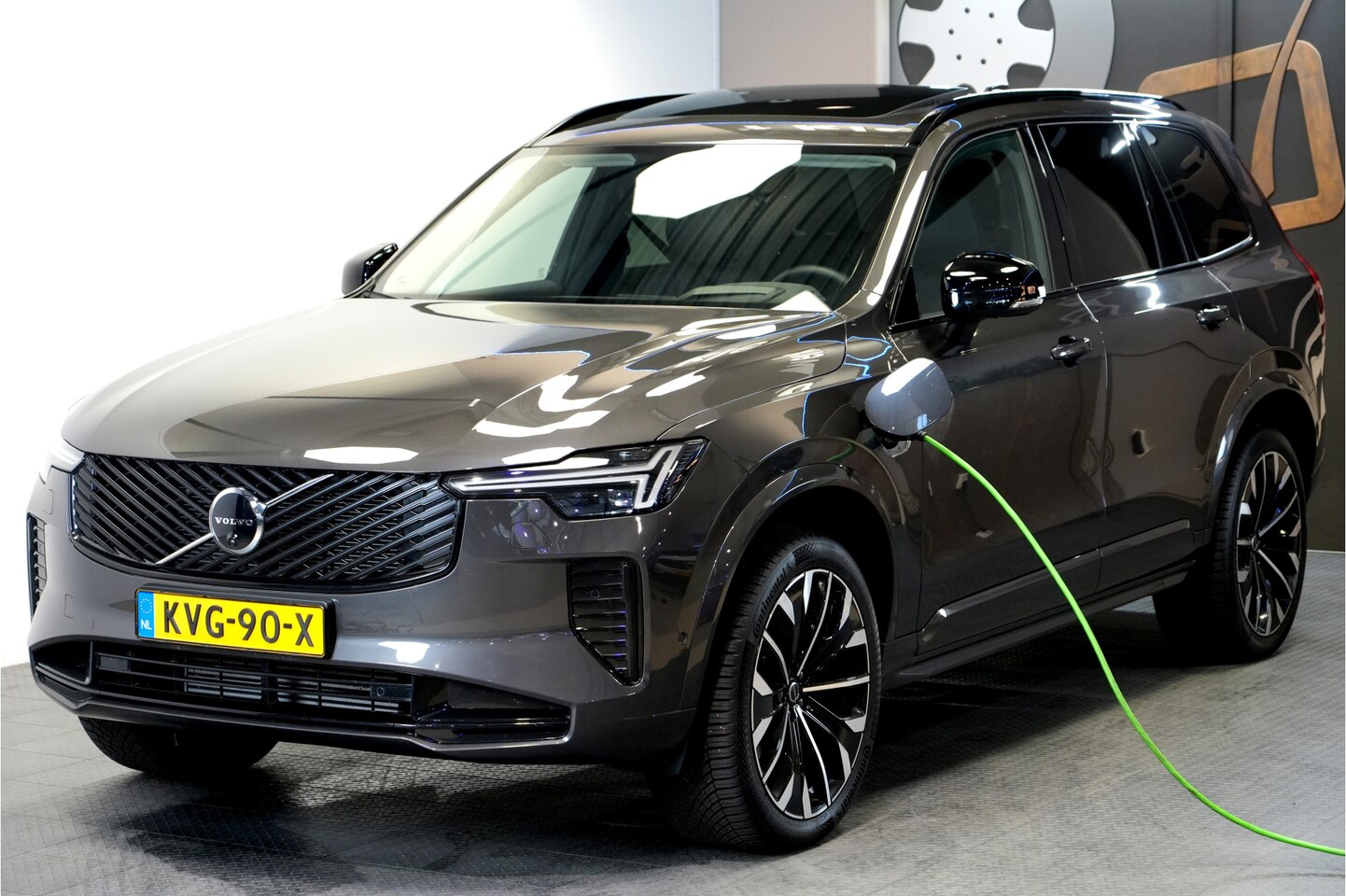 Volvo XC90 - 2.0 T8 AWD 335kW/456pk Aut8 Plug-in hybrid Ultra Dark 7P PANORAMADAK + HARMAN/KARDON + 360 - AutoWereld.nl