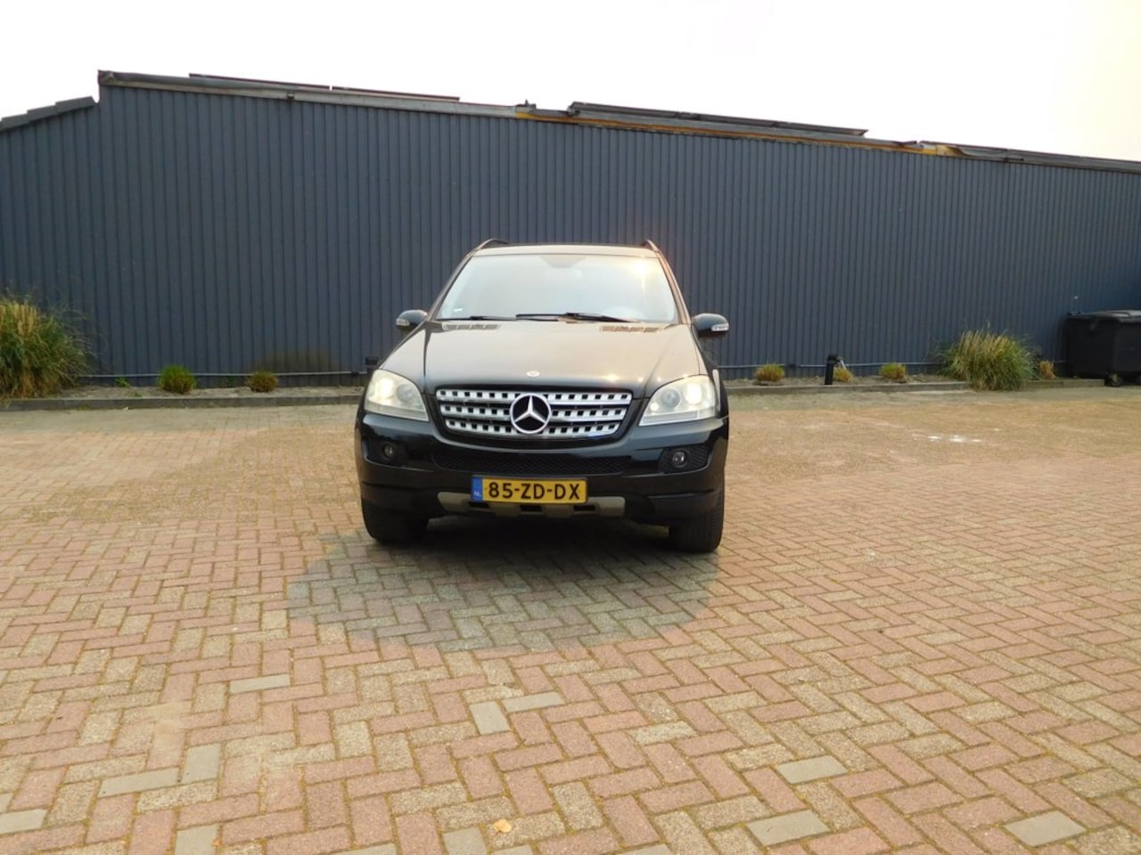 Mercedes-Benz M-klasse - 350 letop zeer nette auto rijdt en schakelt goed maar motor rookt wat nl auto met nap - AutoWereld.nl