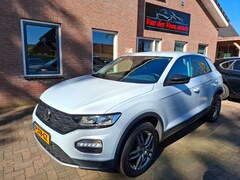 Volkswagen T-Roc - 1.0 TSI Style Business metallic grijs. o.a. carplay, stoelverwarming, navi, pdc. Zeer netj