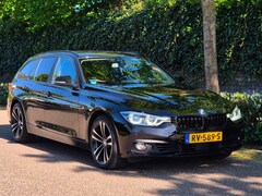 BMW 3-serie Touring - 320i LCI Apple CarPlay Adaptieve Cruise Camera Sport Stoelen KeyLess Lm Velgen Corporate L