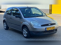 Ford Fiesta - 1.4-16V Ambiente.Automaat/Trekhaak/km nap /nieuwe apk /aluminium velgen