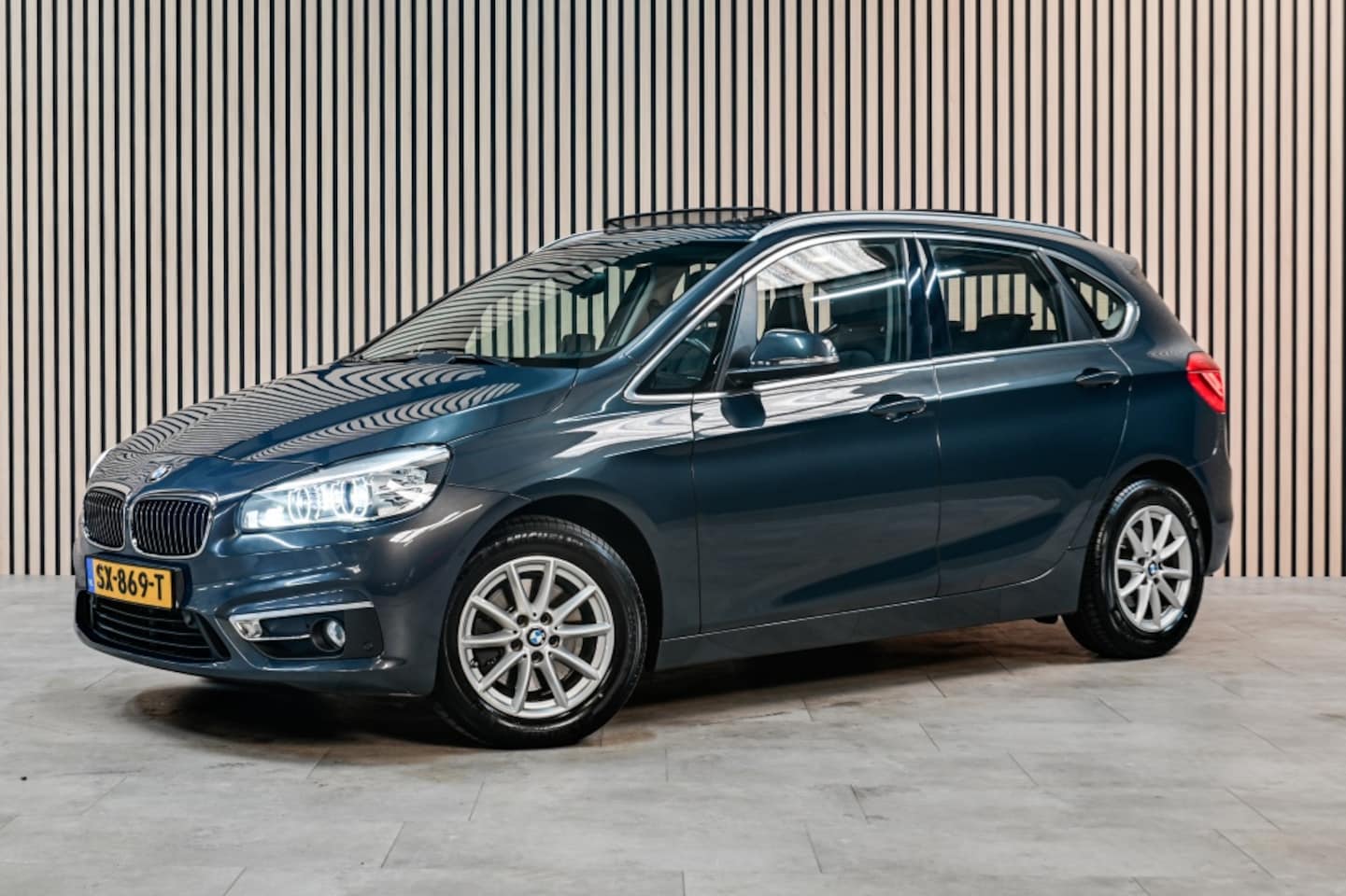 BMW 2-serie Active Tourer - 220i Luxury | PANO | STOELVERWARMING | ELEKTRISCHE STOELEN | TREKHAAK | - AutoWereld.nl