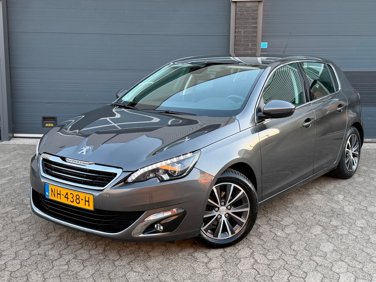 Peugeot 308 - 1.2 PureTech Allure|CAMERA|NAVI|CRUISE|CLIMA|APK - AutoWereld.nl