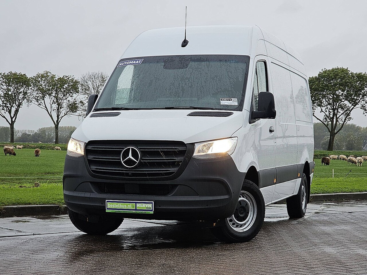 Mercedes-Benz Sprinter - 317 L2H2 RWD Automaat Mbux 360 Graden Camera Standkachel 3 Zits Airco Apple Carplay Euro6 - AutoWereld.nl