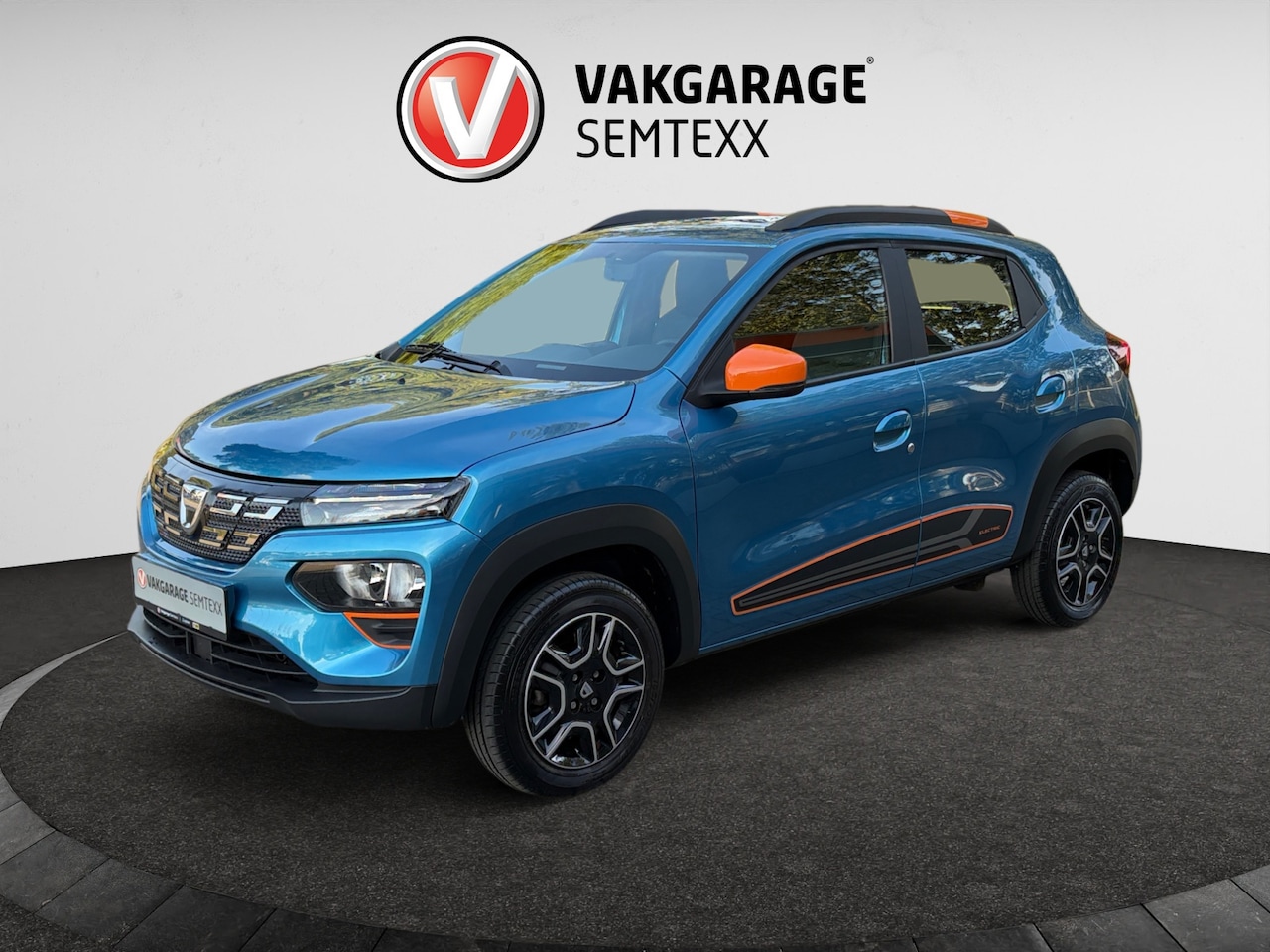 Dacia Spring - Comfort Plus (Orange Pack) 27 kWh | SOH 90% | Automaat | Airco | Cruise | Navi | Leder | C - AutoWereld.nl