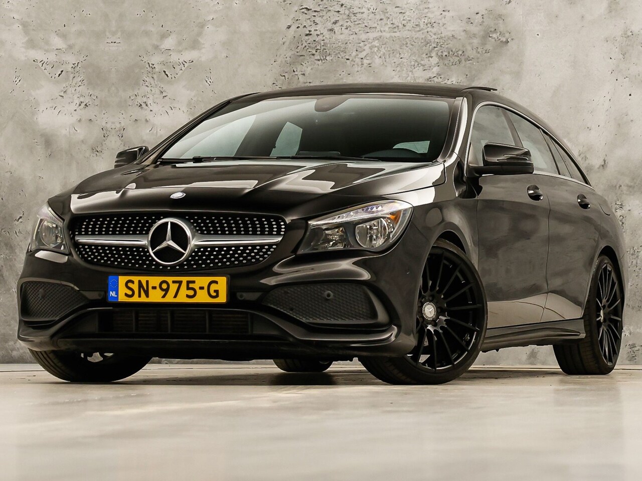 Mercedes-Benz CLA-Klasse - 200 AMG Sport 156Pk Automaat (PANORAMADAK, GROOT NAVI, LEDER, STOELVERWARMING, SPORTSTOELE - AutoWereld.nl