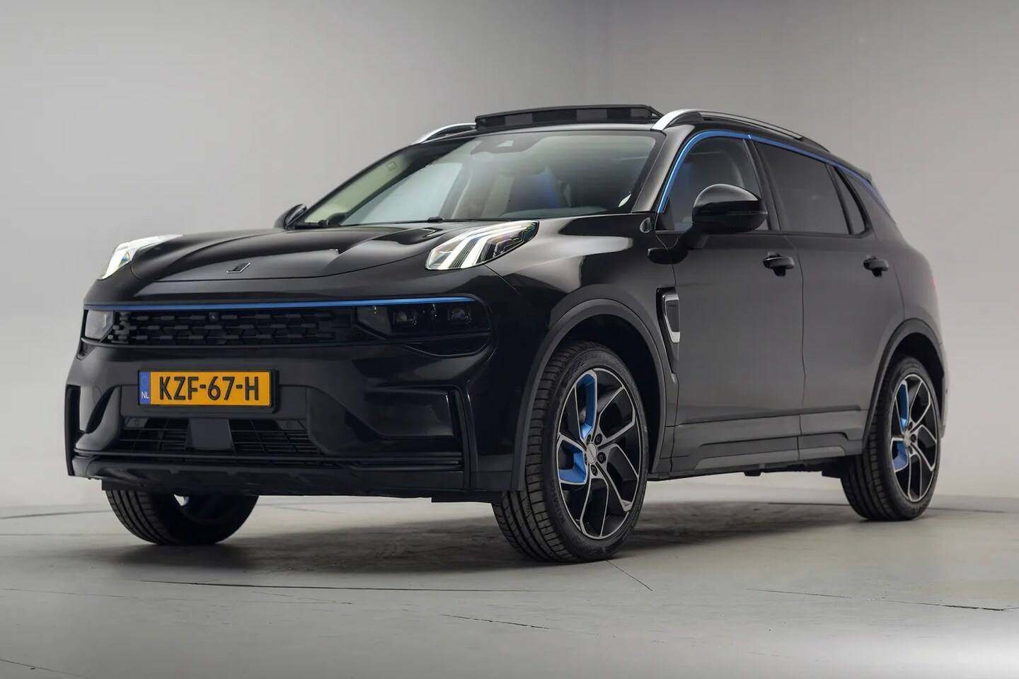 Lynk & Co 01 - 1.5 PHEV MY22 6,6kW Zwart [ Pano 360ºcam Infinity-audio Navi ] - AutoWereld.nl