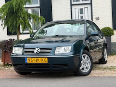 Volkswagen Bora - 1.6-16V Comfortline|124DKM|Clima|Cruise|