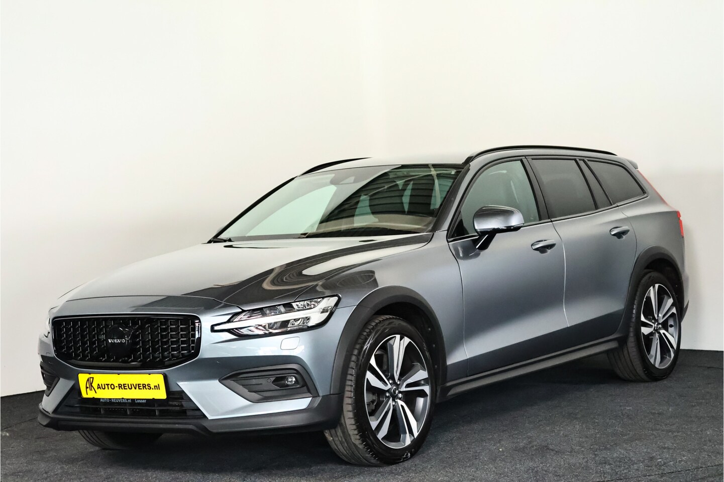 Volvo V60 Cross Country - 2.0 B5 AWD Pro Navi / Pilot Assist / Half Leder / Camera / Trekhaak - AutoWereld.nl