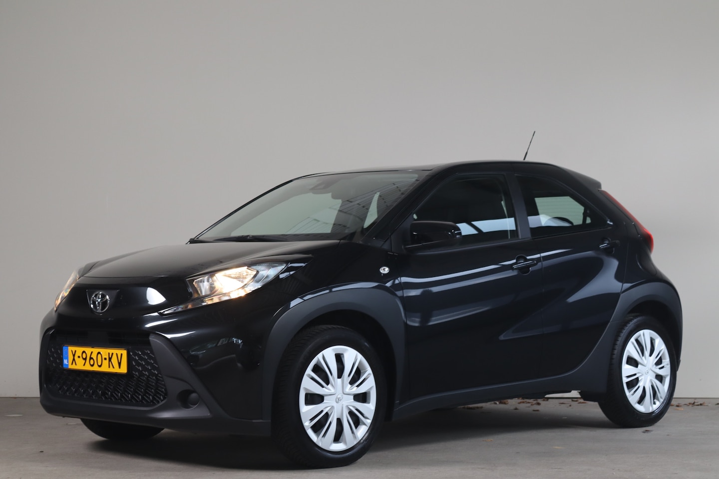 Toyota Aygo X - 1.0 VVT-i MT Play - NL Auto!! Adap Cruise I Camera I Apple - AutoWereld.nl