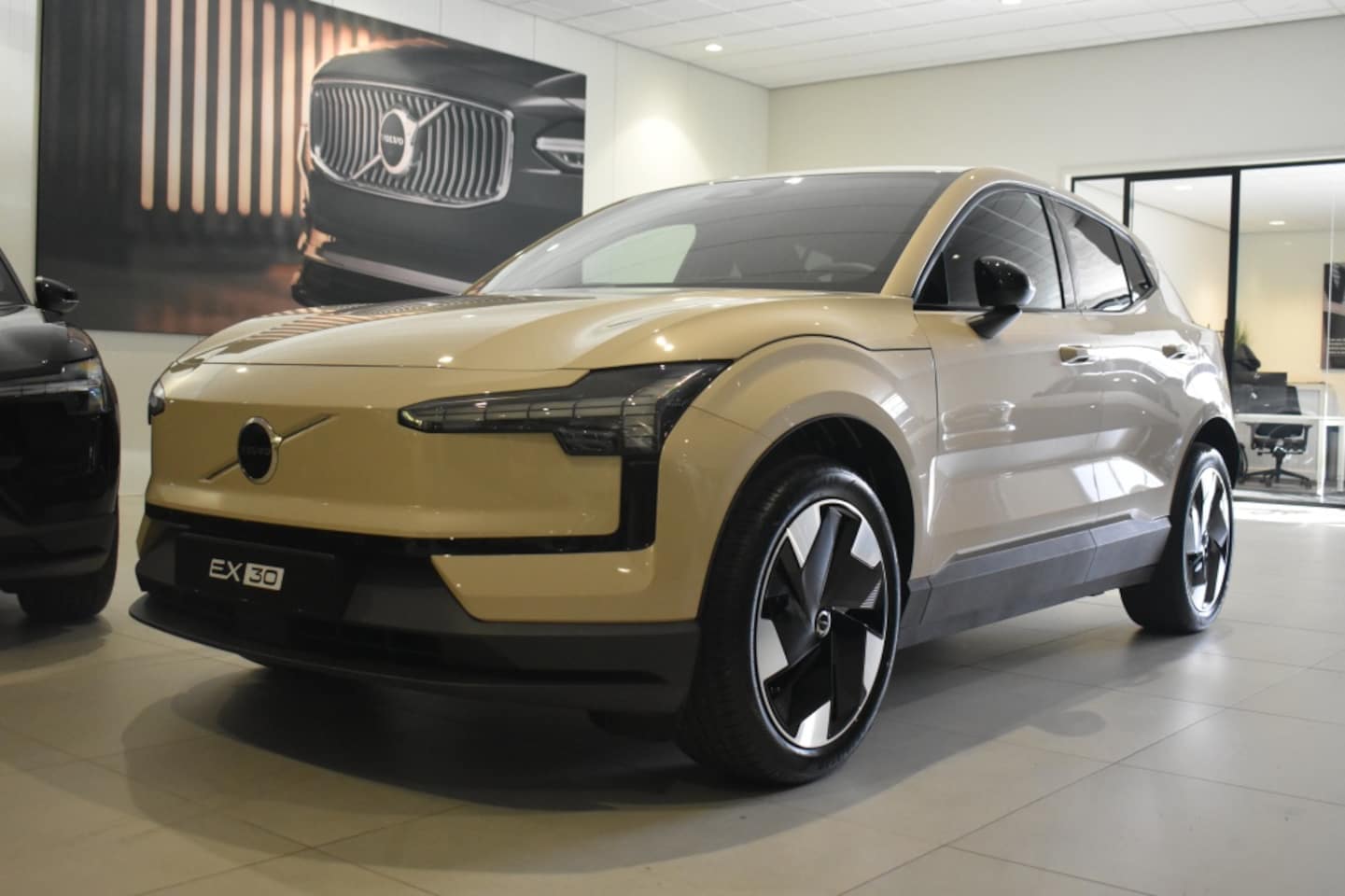 Volvo EX30 - P3 Long Range Plus Europa 150pk/69kWh | 19'' | Getint Glas - AutoWereld.nl