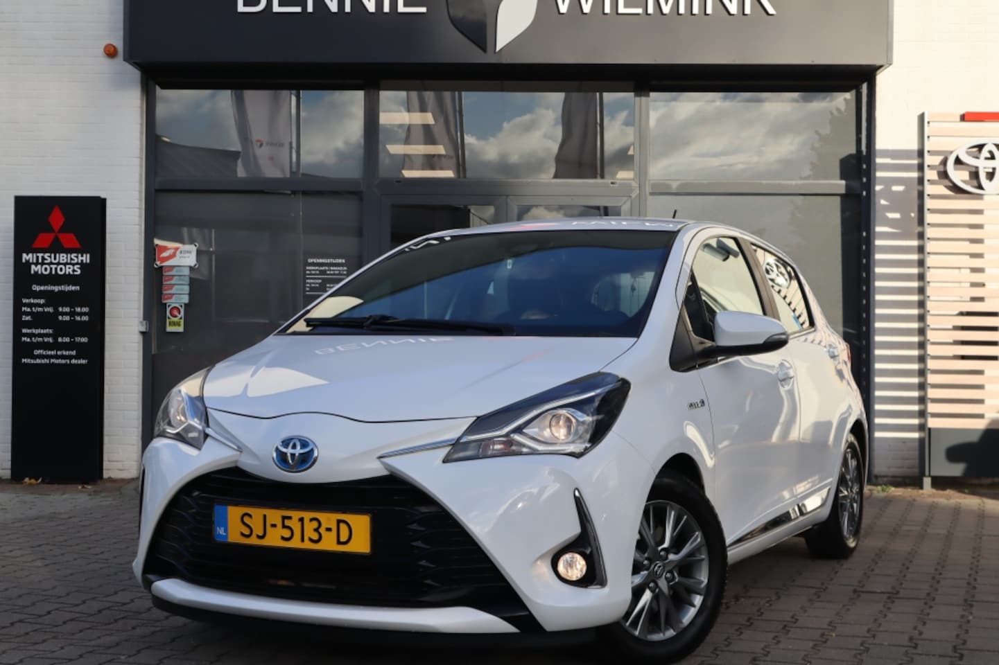 Toyota Yaris - 1.5 Hybrid Executive | Trekhaak | Camera | All Seasons - AutoWereld.nl