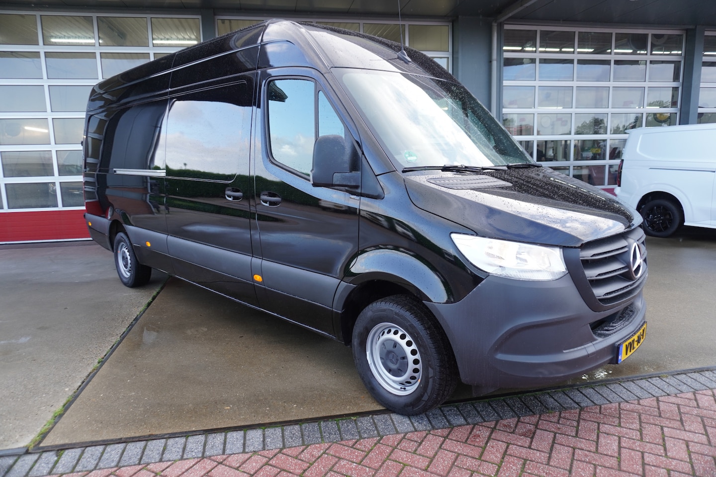 Mercedes-Benz Sprinter - 317 CDI 170pk L3H2 RWD 3500kg Automaat Trekhaak met oprijschans/ NR. V094 | Omvormer  /Ele - AutoWereld.nl