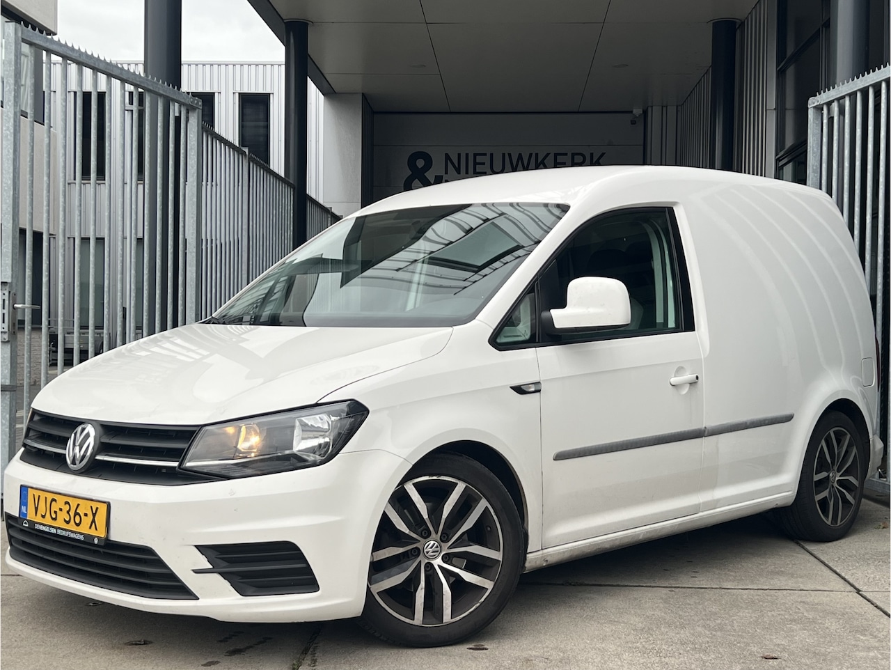 Volkswagen Caddy - 2.0 TDI L1H1 BMT | R | AUTOMAAT | LMV 17'' | PDC | CLIMATE CONTROL | BLUETOOTH - AutoWereld.nl
