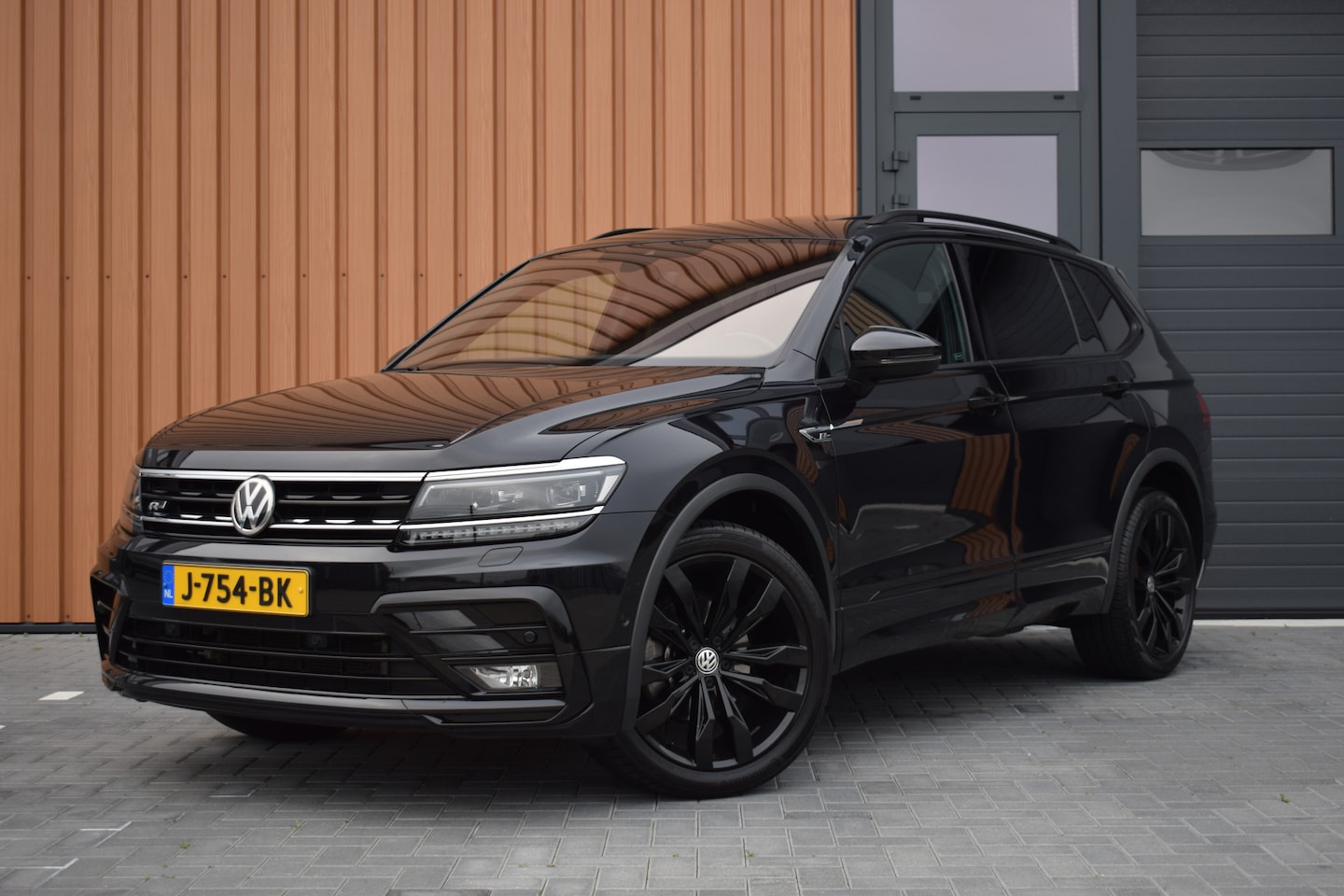 Volkswagen Tiguan Allspace - 1.5 TSI DSG R-line 7-Persoons | Pano | Camera | Trekhaak - AutoWereld.nl