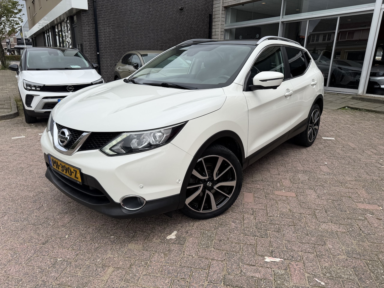 Nissan Qashqai - 1.2 Tekna Leder/Panorama Dak/360 camera. - AutoWereld.nl