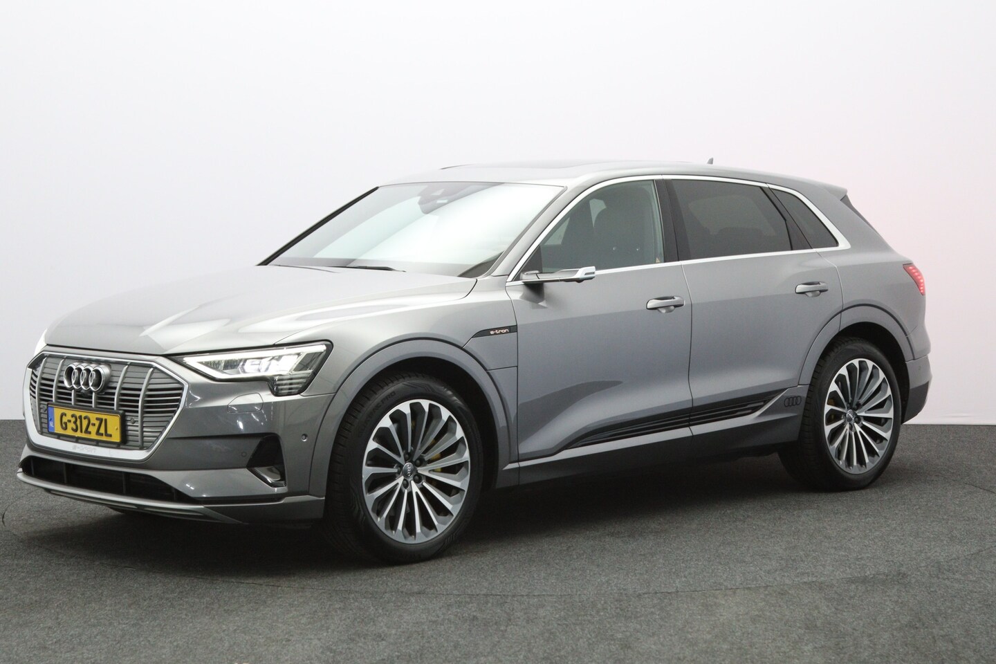 Audi e-tron - e-tron 55 Quattro Advanced 95 kWh 408 PK, SOH 90 %, Panoramadak, Leder, S-Line Int, B&O So - AutoWereld.nl