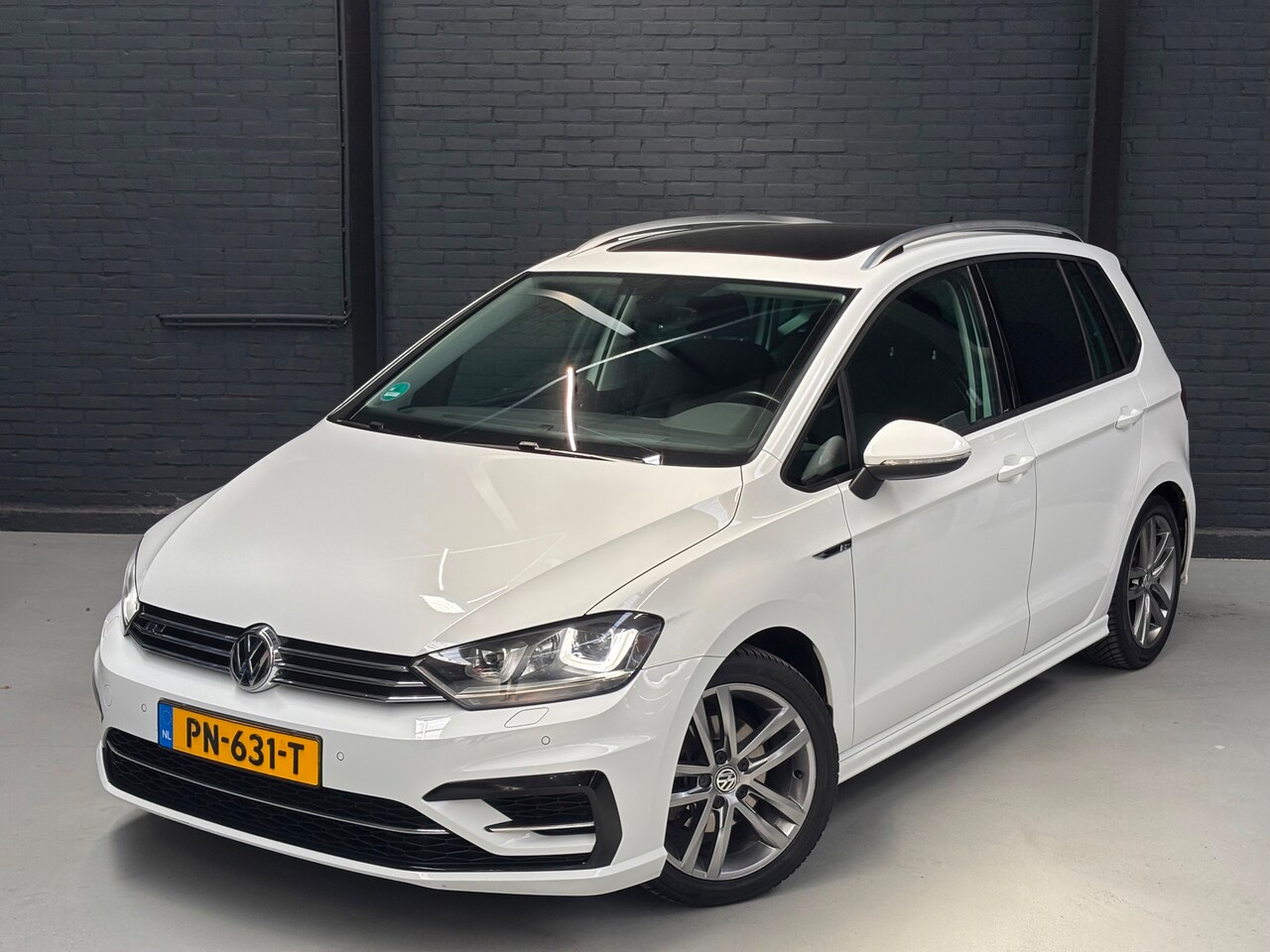 Volkswagen Golf Sportsvan - 1.4 TSI (150 pk) R-Line automaat - panoramadak - trekhaak - camera - AutoWereld.nl