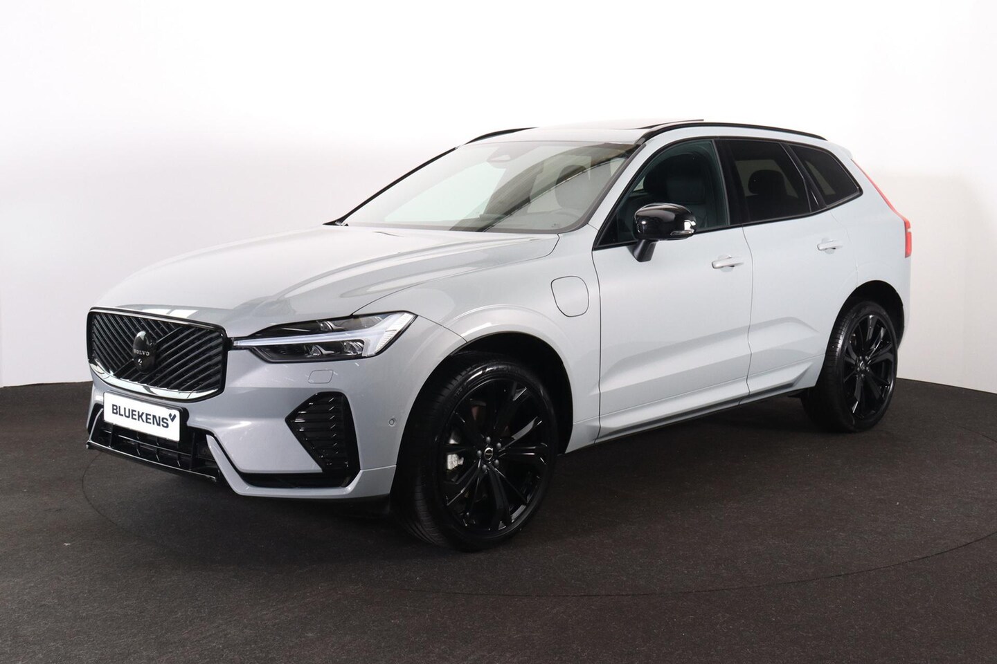 Volvo XC60 - T6 Recharge AWD Plus Black Edition - Panorama/schuifdak - IntelliSafe Assist & Surround - - AutoWereld.nl