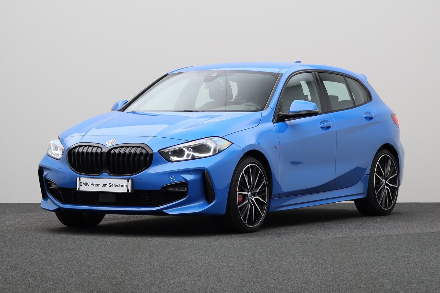 BMW 1-serie - 118i Introduction Edition | Hifi System | High Executive | DAB-Tuner | Verwarmde voorstoel - AutoWereld.nl
