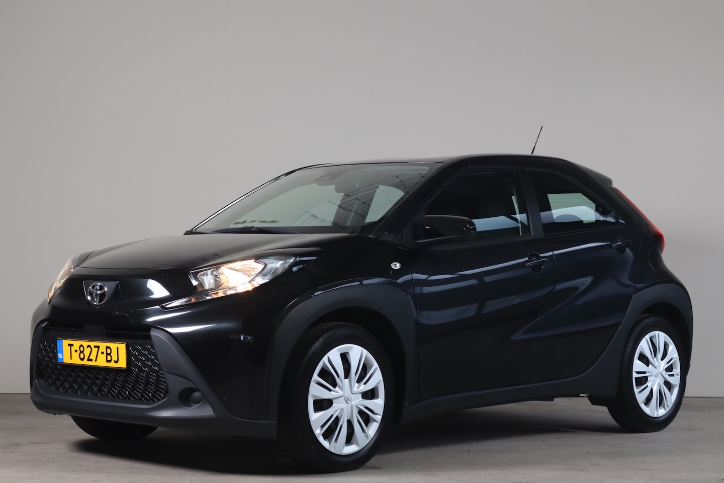 Toyota Aygo X - 1.0 VVT-i MT Play - NL Auto!! Adap Cruise I Camera I Carplay - AutoWereld.nl