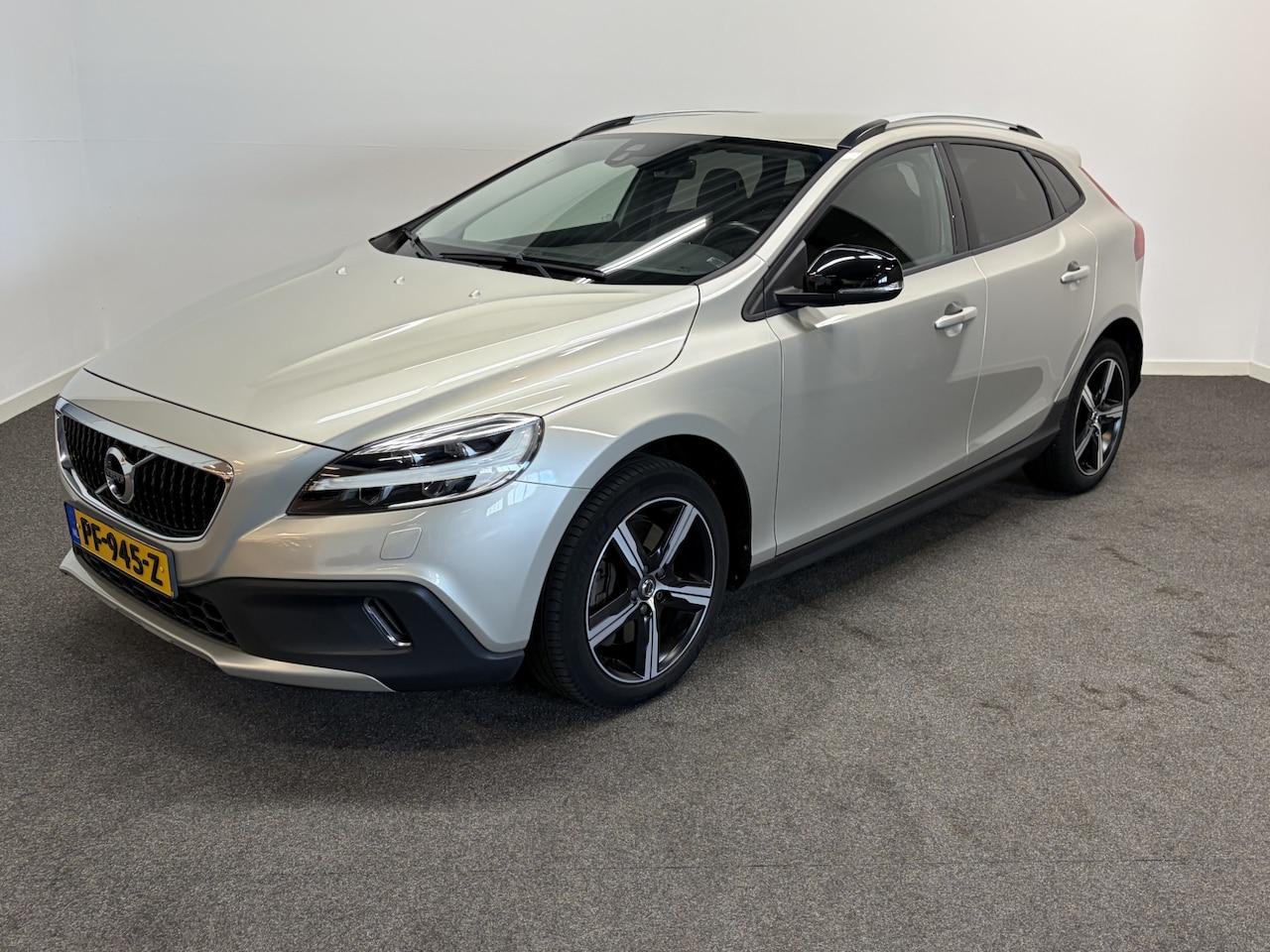Volvo V40 Cross Country - T3 153pk AUT6 Nordic+ Trekhaak 1500kg/ Leer/ Stoelverw./ LED/ Navigatie - AutoWereld.nl