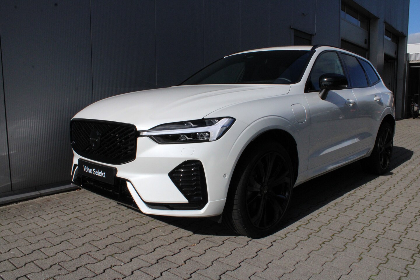 Volvo XC60 - T6 Plug-in hybrid AWD Plus Black Edition | 360° Camera | Head Up Display | Sport stoelen - AutoWereld.nl