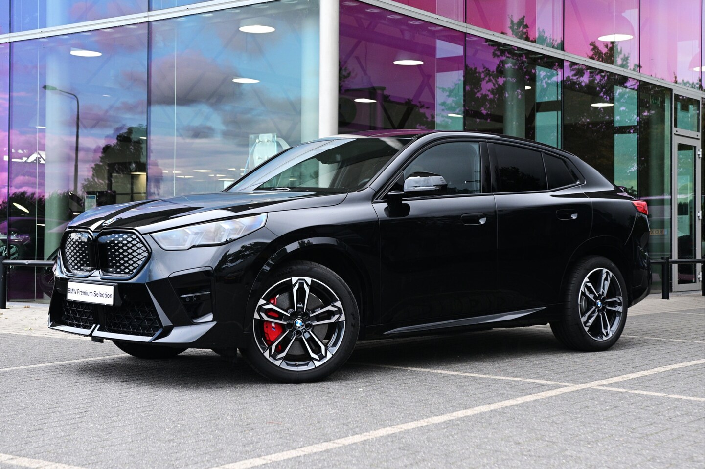 BMW iX2 - eDrive20 M Sport / Sportstoelen / Comfort Access / Achteruitrijcamera / Adaptieve LED / St - AutoWereld.nl
