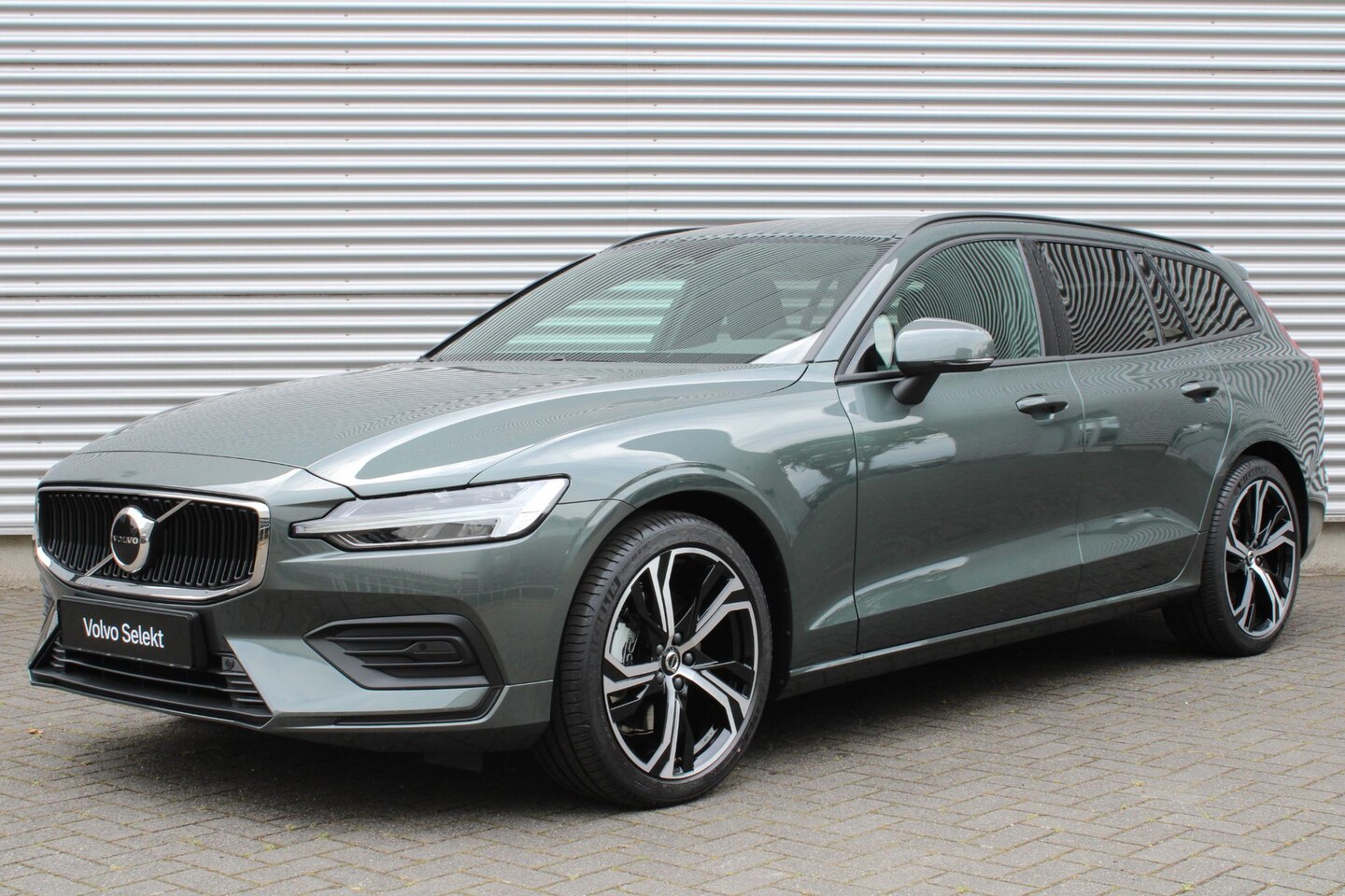Volvo V60 - B4 Automaat Mild Hybrid Essential Edition | Demo deal | Lederen Bekleding Charcoal | Adapt - AutoWereld.nl