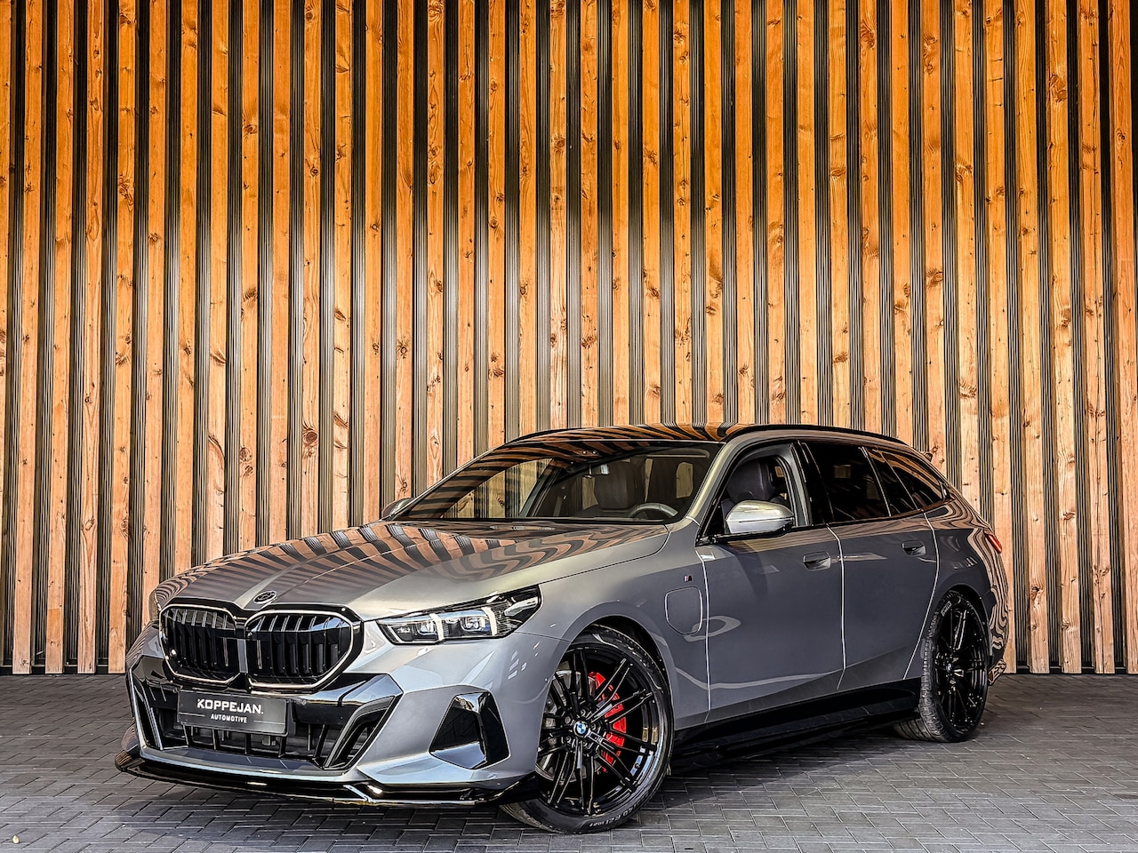 BMW 5-serie Touring - 550e xDrive 490PK M-Sport | 4 WIELBESTURING | BOWER AND WILKINS | PANO | HEAD-UP | TREKHAA - AutoWereld.nl