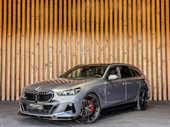 BMW 5-serie Touring - 550e xDrive 490PK M-Sport | 4 WIELBESTURING | BOWER AND WILKINS | PANO | HEAD-UP | TREKHAA